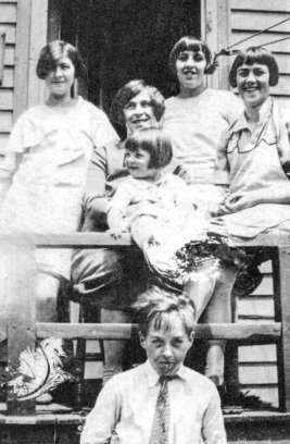 Laura (Boucher) Kearsey, Emma (Boudreau) Goyetche, Doris Goyetche, Anna (Goyetche) Tetoni, Anita (Goyetche) Fougere and Jacques Henri (Henry) Goyetche  (1930)